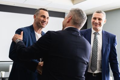 Am 29. Juni 2022 reiste Bundeskanzler Karl Nehammer (m.) zum "Euroatlantischen Abendessen" der NATO-Gipfelteilnehmer im Madrider Prado-Museum. Im Bild mit Wladimir (l.) und Vitaly Klitschko (r.).