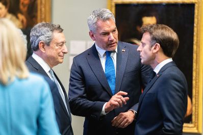 Am 29. Juni 2022 reiste Bundeskanzler Karl Nehammer (m.) zum "Euroatlantischen Abendessen" der NATO-Gipfelteilnehmer im Madrider Prado-Museum. Im Bild mit dem Staatspräsident der Französischen Republik, Emmanuel Macron (r.)