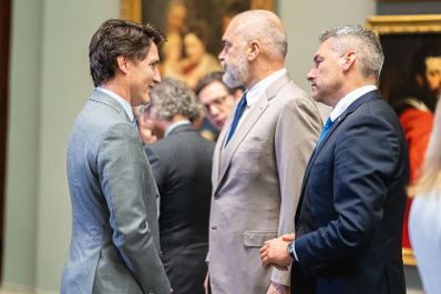 Am 29. Juni 2022 reiste Bundeskanzler Karl Nehammer (r.) zum "Euroatlantischen Abendessen" der NATO-Gipfelteilnehmer im Madrider Prado-Museum. Im Bild mit dem kanadischen Präsidenten, Justin Trudeau (l.).