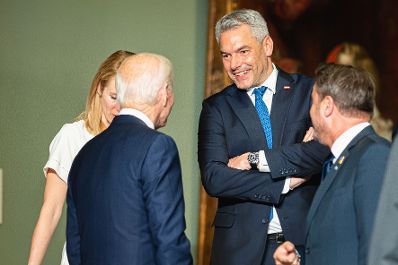 Am 29. Juni 2022 reiste Bundeskanzler Karl Nehammer (r.) zum "Euroatlantischen Abendessen" der NATO-Gipfelteilnehmer im Madrider Prado-Museum. Im Bild mit dem Präsident der USA, Joe Biden (l.)