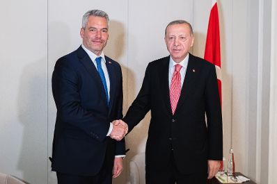Am 29. Juni 2022 reiste Bundeskanzler Karl Nehammer (r.) zum "Euroatlantischen Abendessen" der NATO-Gipfelteilnehmer im Madrider Prado-Museum. Im Bild mit dem türkischen Präsidenten, Recep Tayyip Erdoğan (l.)