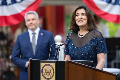 Am 06. Juli 2022 war Bundeskanzler Karl Nehammer (l.) bei den Feierlichkeiten zum 4. Juli in der Residenz der US Botschafterin, Victoria Kennedy (r.).