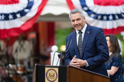 Am 06. Juli 2022 war Bundeskanzler Karl Nehammer (im Bild) bei den Feierlichkeiten zum 4. Juli in der Residenz der US Botschafterin, Victoria Kennedy.
