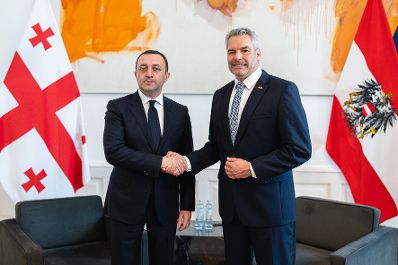 Am 08. Juli 2022 empfing Bundeskanzler Karl Nehammer (r.) den georgischen Ministerpräsident Irakli Garibaschwili (l.) zu einem Arbeitsgespräch.