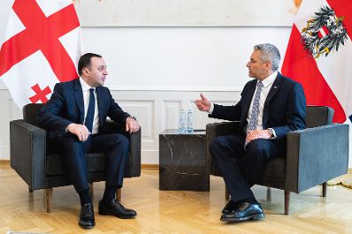 Am 08. Juli 2022 empfing Bundeskanzler Karl Nehammer (r.) den georgischen Ministerpräsident Irakli Garibaschwili (l.) zu einem Arbeitsgespräch.