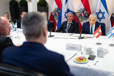 Am 12. Juli 2022 traf Bundeskanzler Karl Nehammer (2.v.l.) den Israelischen Außenminister Yair Lapid (r.).
