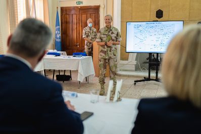 Am 13. Juli 2022 reiste Bundeskanzler Karl Nehammer (l.) nach Nikosia. Im Bild beim Zusammentreffen mit SoldatInnen der UNFICYP.