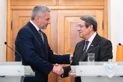 Am 13. Juli 2022 reiste Bundeskanzler Karl Nehammer (l.) nach Nikosia. Im Bild bei der gemeinsamen Pressekonferenz mit Präsident Nicos Anastasiades (r.).