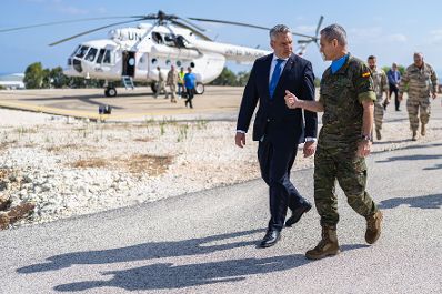 Am 14. Juli 2022 reiste Bundeskanzler Karl Nehammer (m.) nach Beirut. Im Bild beim Besuch der UNO-Beobachtermission UNIFIL.