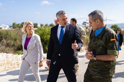 Am 14. Juli 2022 reiste Bundeskanzler Karl Nehammer (m.) nach Beirut. Im Bild beim Besuch der UNO-Beobachtermission UNIFIL.