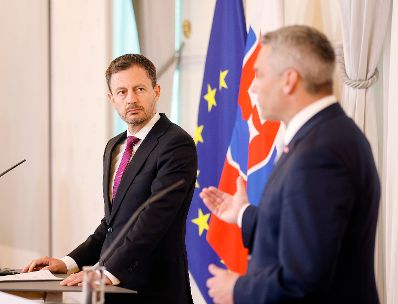 Am 18. Juli 2022 empfing Bundeskanzler Karl Nehammer (r.) den Ministerpräsident der Slowakei Eduard Heger (l.). Im Bild bei einem gemeinsamen Pressestatement.