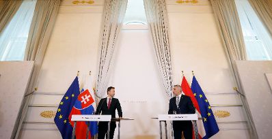 Am 18. Juli 2022 empfing Bundeskanzler Karl Nehammer (r.) den Ministerpräsident der Slowakei Eduard Heger (l.). Im Bild bei einem gemeinsamen Pressestatement.