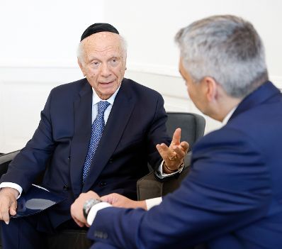 Am 22. Juli 2022 empfing Bundeskanzler Karl Nehammer (r.) Rabbi Arthur Schneier (l.) zu einem Arbeitsgespräch.