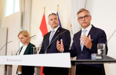 Am 31. August 2022 fand eine Pressekonferenz zum Thema Wien Energie im Bundeskanzleramt statt. Im Bild (v.l.n.r.) Bundesministerin Leonore Gewessler, Bundeskanzler Karl Nehammer und Bundesminister Magnus Brunner.