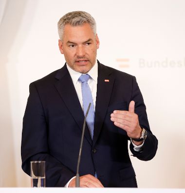Am 31. August 2022 fand eine Pressekonferenz zum Thema Wien Energie im Bundeskanzleramt statt. Im Bild Bundeskanzler Karl Nehammer.
