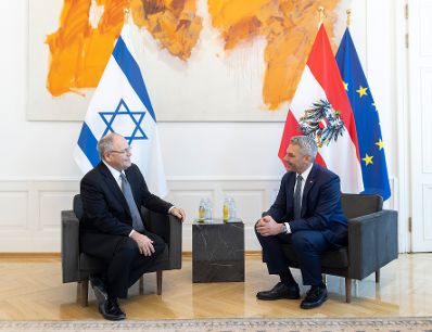 Am 2. September 2022 empfing Bundeskanzler Karl Nehammer (r.) den Vorstandsvorsitzenden von Yad Vashem, Dani Dayan (l.) zu einem Gespräch.