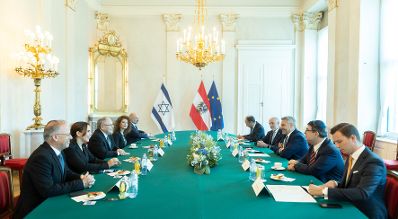 Am 2. September 2022 empfing Bundeskanzler Karl Nehammer (3.v.r.) den Vorstandsvorsitzenden von Yad Vashem, Dani Dayan (3.v.l.) zu einem Gespräch.