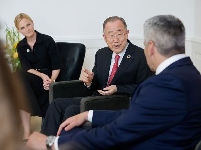 Am 6. September 2022 empfing Bundeskanzler Karl Nehammer (r.) den südkoreanischen Diplomaten und ehemaligen Generalsekretär der Vereinten Nationen Ban Ki-moon (m.) zu einem Gespräch.