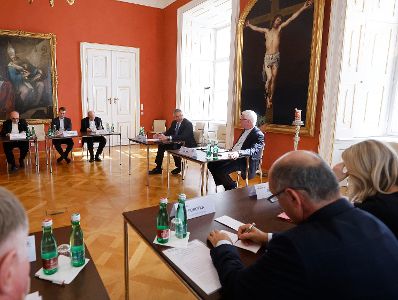 Am 7. September 2022 nahm Bundeskanzler Karl Nehammer an einem Austausch bei der Bischofskonferenz teil.