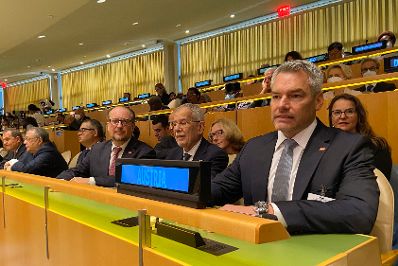 Am 20. September 2022 nahm Bundeskanzler Karl Nehammer (r.) gemeinsam mit Bundespräsident Alexander van der Bellen (m.) und Bundesminister Alexander Schallenberg (l.) an der Eröffnung der UNO Generalversammlung in New York teil.