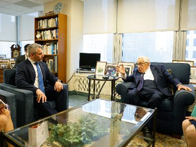 Am 19. September 2022 reiste Bundeskanzler Karl Nehammer (l.) zu einem mehrtägigen Arbeitsbesuch nach New York. Im Bild mit Henry Kissinger (r.).