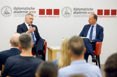 Am 27. September 2022 nahm Bundeskanzler Karl Nehammer (l.) and der Außenpolitische Diskussion in der Diplomatische Akademie teil. Im Bild mit Peter Filzmaier (r.).