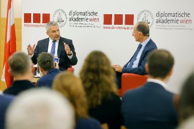 Am 27. September 2022 nahm Bundeskanzler Karl Nehammer (l.) and der Außenpolitische Diskussion in der Diplomatische Akademie teil. Im Bild mit Peter Filzmaier (r.).