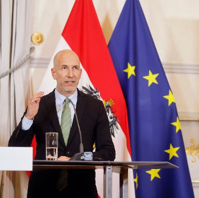 Am 28. September 2022 nahm Bundesminister Martin Kocher (im Bild) am Pressefoyer nach dem Ministerrat teil.