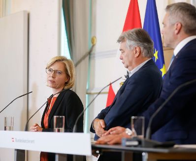 Am 28. September 2022 nahmen Bundeskanzler Karl Nehammer (r.), Vizekanzler Werner Kogler (m.), und Bundesministerin Leonore Gewessler (l.) am Pressefoyer nach dem Ministerrat teil.