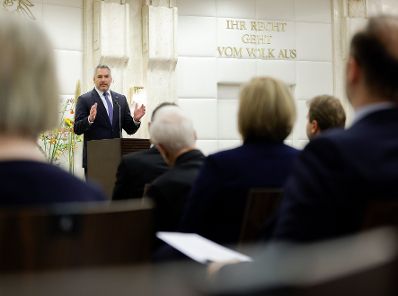 Am 30. September 2022 nahm Bundeskanzler Karl Nehammer gemeinsam mit Bundesministerin Karoline Edtstadler am Verfassungstag im Verfassungsgerichtshof teil.