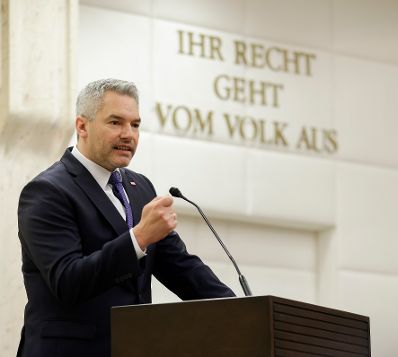 Am 30. September 2022 nahm Bundeskanzler Karl Nehammer (im Bild) gemeinsam mit Bundesministerin Karoline Edtstadler am Verfassungstag im Verfassungsgerichtshof teil.