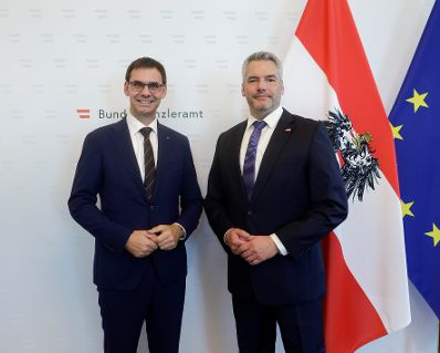 Am 30. September 2022 empfing Bundeskanzler Karl Nehammer (r.) den Landeshauptmann von Vorarlberg Markus Wallner (l.) zu einem Gespräch.