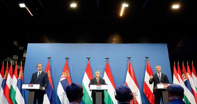 Am 3. Oktober 2022 nahm Bundeskanzler Karl Nehammer (r.) an der Migrationskonferenz in Budapest teil. Im Bild mit dem ungarischen Premierminister Viktor Orban (m.) und dem serbischen Präsidenten Aleksandar Vucic (l.).