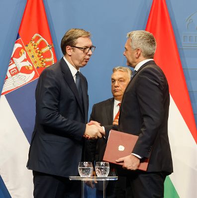 Am 3. Oktober 2022 nahm Bundeskanzler Karl Nehammer (r.) an der Migrationskonferenz in Budapest teil. Im Bild mit dem ungarischen Premierminister Viktor Orban (m.) und dem serbischen Präsidenten Aleksandar Vucic (l.).