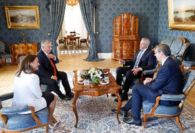 Am 3. Oktober 2022 nahm Bundeskanzler Karl Nehammer (r.) an der Migrationskonferenz in Budapest teil. Im Bild mit dem ungarischen Premierminister Viktor Orban (l.) und dem serbischen Präsidenten Aleksandar Vucic (r.)und der ungarischen Präsidentin Katalin Novak (l.)