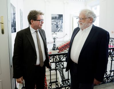 Am 5. Oktober 2022 empfing Bundeskanzler Karl Nehammer gemeinsam mit Vizekanzler Werner Kogler und Bundesminister Martin Polaschek (l.) den Nobelpreisträger Anton Zeilinger (r.).