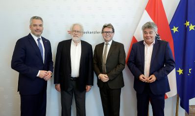 Am 5. Oktober 2022 empfing Bundeskanzler Karl Nehammer (l.) gemeinsam mit Vizekanzler Werner Kogler (r.) und Bundesminister Martin Polaschek (m.r.) den Nobelpreisträger Anton Zeilinger (m.l.).