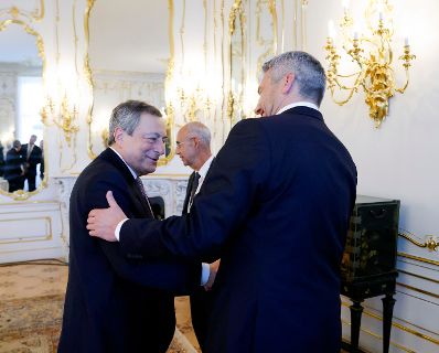 Am 6. Oktober 2022 nahm Bundeskanzler Karl Nehammer an dem Europäischen Rat der Staats und Regierungschefs in Prag teil. Im Bild mit Mario Draghi.