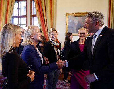 Am 6. Oktober 2022 nahm Bundeskanzler Karl Nehammer an dem Europäischen Rat der Staats und Regierungschefs in Prag teil. Im Bild mit Auslandsösterreicher.