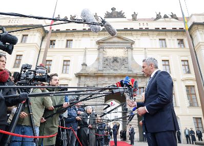 Am 7. Oktober 2022 nahm Bundeskanzler Karl Nehammer an dem Europäischen Rat der Staats und Regierungschefs in Prag teil. Im Bild beim Pressestatement.