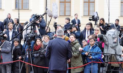 Am 7. Oktober 2022 nahm Bundeskanzler Karl Nehammer an dem Europäischen Rat der Staats und Regierungschefs in Prag teil. Im Bild beim Pressestatement.