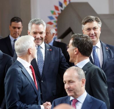 Am 7. Oktober 2022 nahm Bundeskanzler Karl Nehammer an dem Europäischen Rat der Staats und Regierungschefs in Prag teil. Im Bild am Weg zum Gruppenfoto.