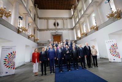 Am 7. Oktober 2022 nahm Bundeskanzler Karl Nehammer an dem Europäischen Rat der Staats und Regierungschefs in Prag teil. Im Bild am Weg zum Gruppenfoto.