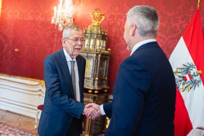 Am 11. Oktober 2022 traf Bundeskanzler Karl Nehammer (r.) Bundespräsident Alexander van der Bellen (l.) zu einem Arbeitsgespräch.