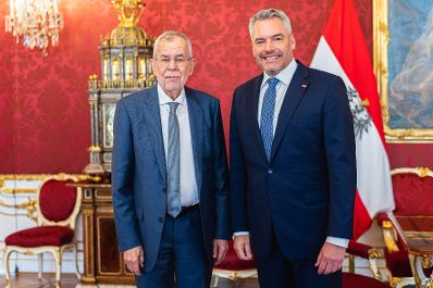 Am 11. Oktober 2022 traf Bundeskanzler Karl Nehammer (r.) Bundespräsident Alexander van der Bellen (l.) zu einem Arbeitsgespräch.