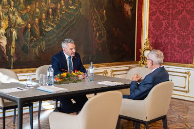 Am 11. Oktober 2022 traf Bundeskanzler Karl Nehammer (l.) Bundespräsident Alexander van der Bellen (r.) zu einem Arbeitsgespräch.