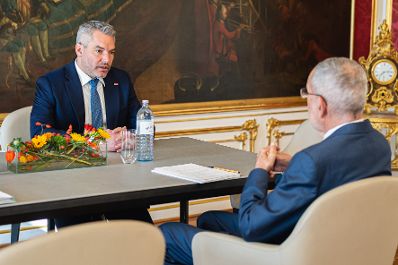 Am 11. Oktober 2022 traf Bundeskanzler Karl Nehammer (l.) Bundespräsident Alexander van der Bellen (r.) zu einem Arbeitsgespräch.