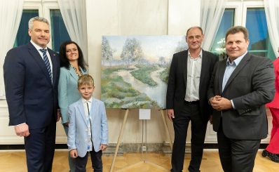 Am 17. Oktober 2022 eröffnete Bundeskanzler Karl Nehammer die Vernissage „Blühende Landschaften“ im Bundeskanzleramt.
