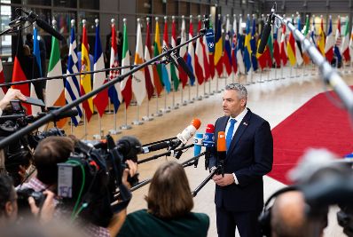 Am 20. Oktober 2022 nahm Bundeskanzler Karl Nehammer am Europäischen Rat der Staats- und Regierungschefs teil. Im Bild beim Doorstep vor dem Rat.