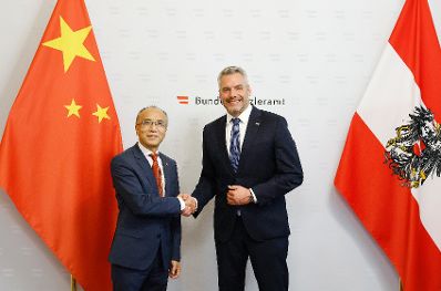 Am 24. Oktober 2022 empfing Bundeskanzler Karl Nehammer (r.) den chinesischen Botschafter, Li Xiaosi (l.) zu einem Gespräch.